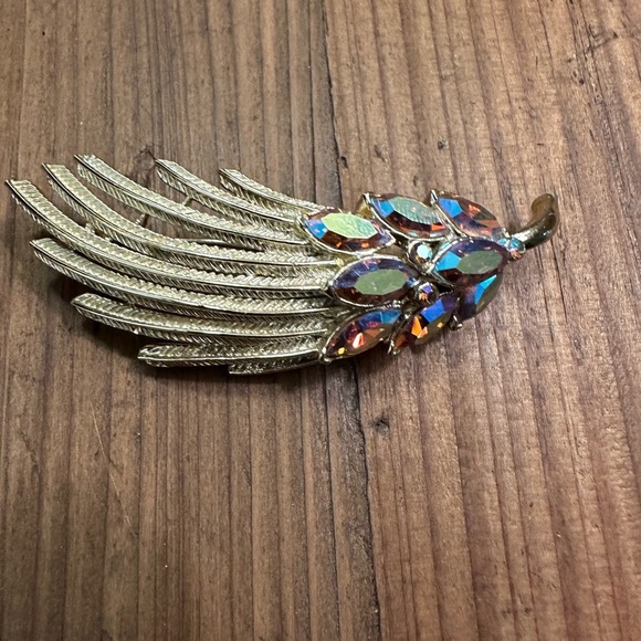 Elegant Gold Feather Brooch with Multicolor Accents - Picture 1 of 4